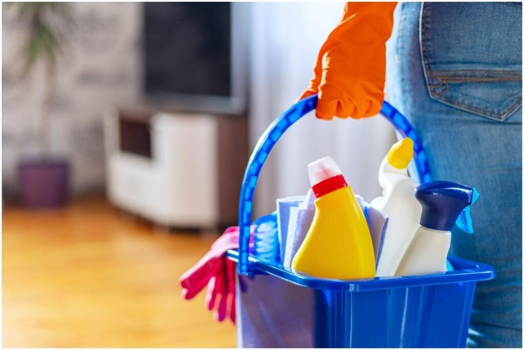 How to Deal With Mold and Mildew During the End of Tenancy Cleaning